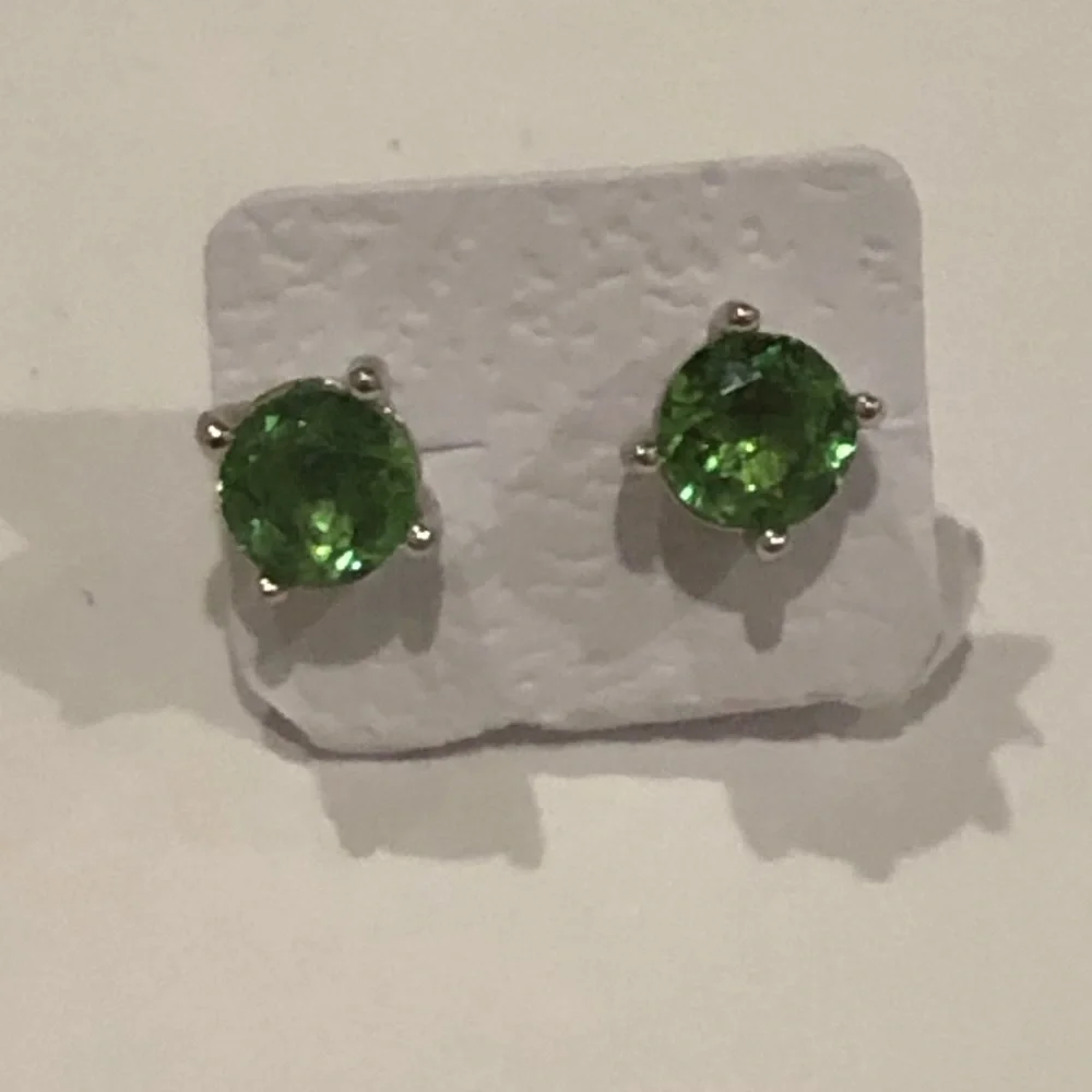 925 Silver , color changing stones green / beige stunning post earrings